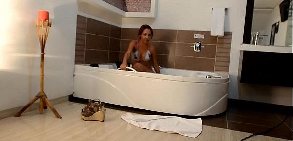 trendsDurante el baño esta chica se masturba para que nos podamos exitar